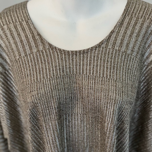 Kim & Cami Silver Metallic Top - Picture 2 of 10